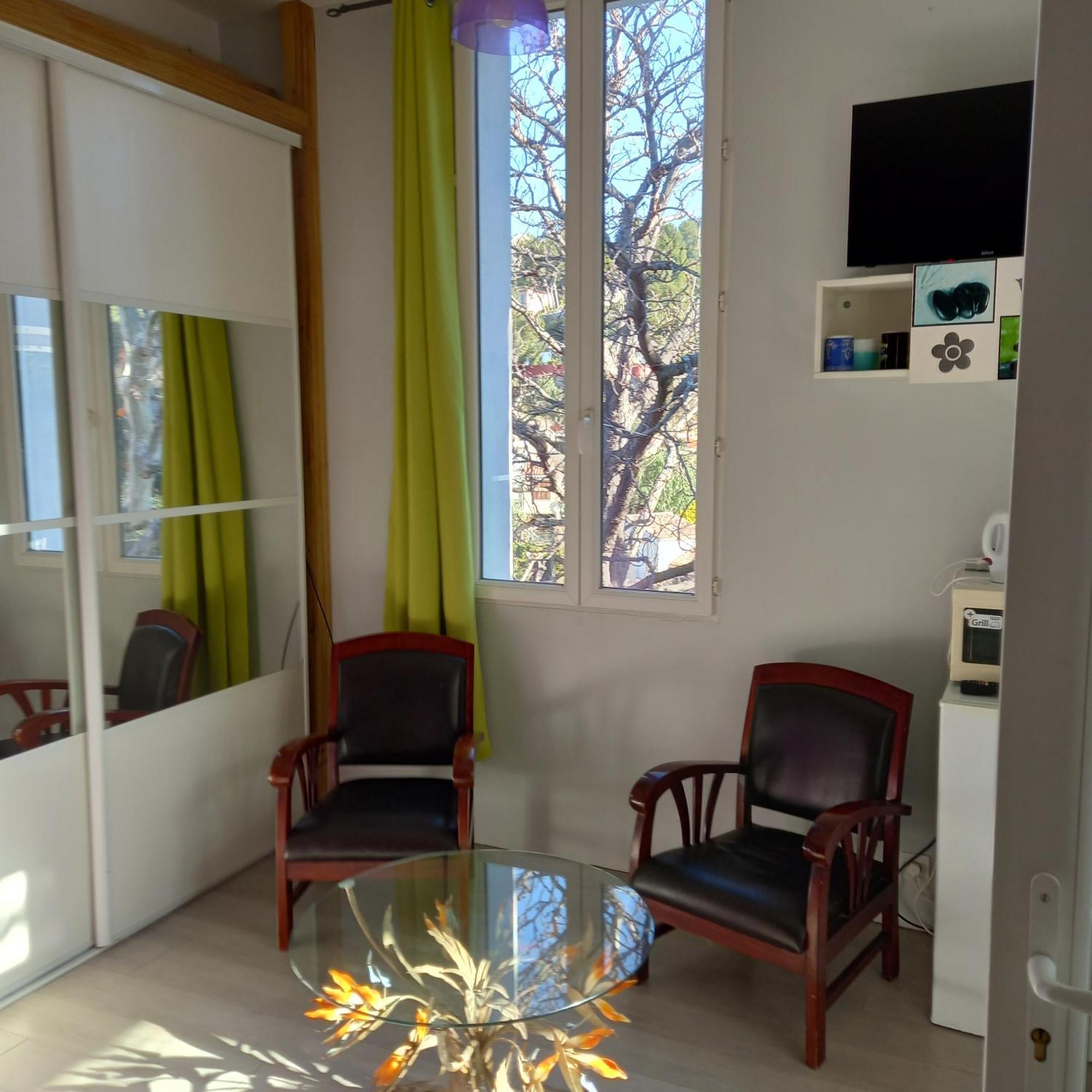 Petit studio parmi les pins et les cypres Marseille Extérieur photo