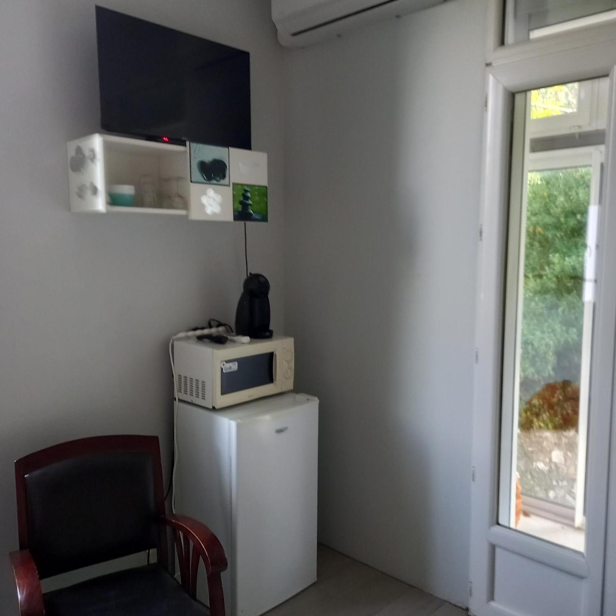 Petit studio parmi les pins et les cypres Marseille Extérieur photo